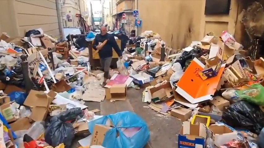 Video: Marseille zaplavilo 2900 tun odpadků